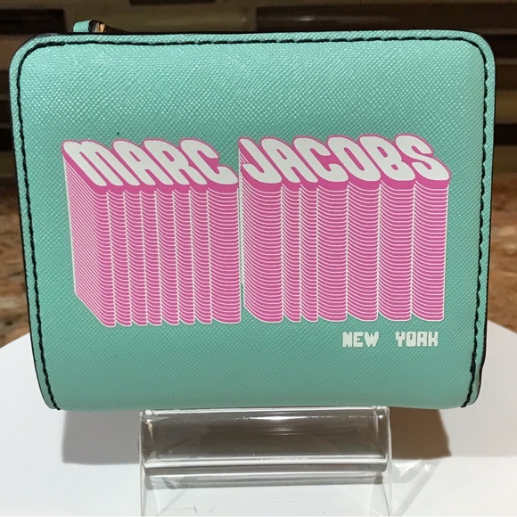 Marc Jacobs Handbags - MARC JACOBS Signature Bifold Compact Wallet 😍🔥❤️